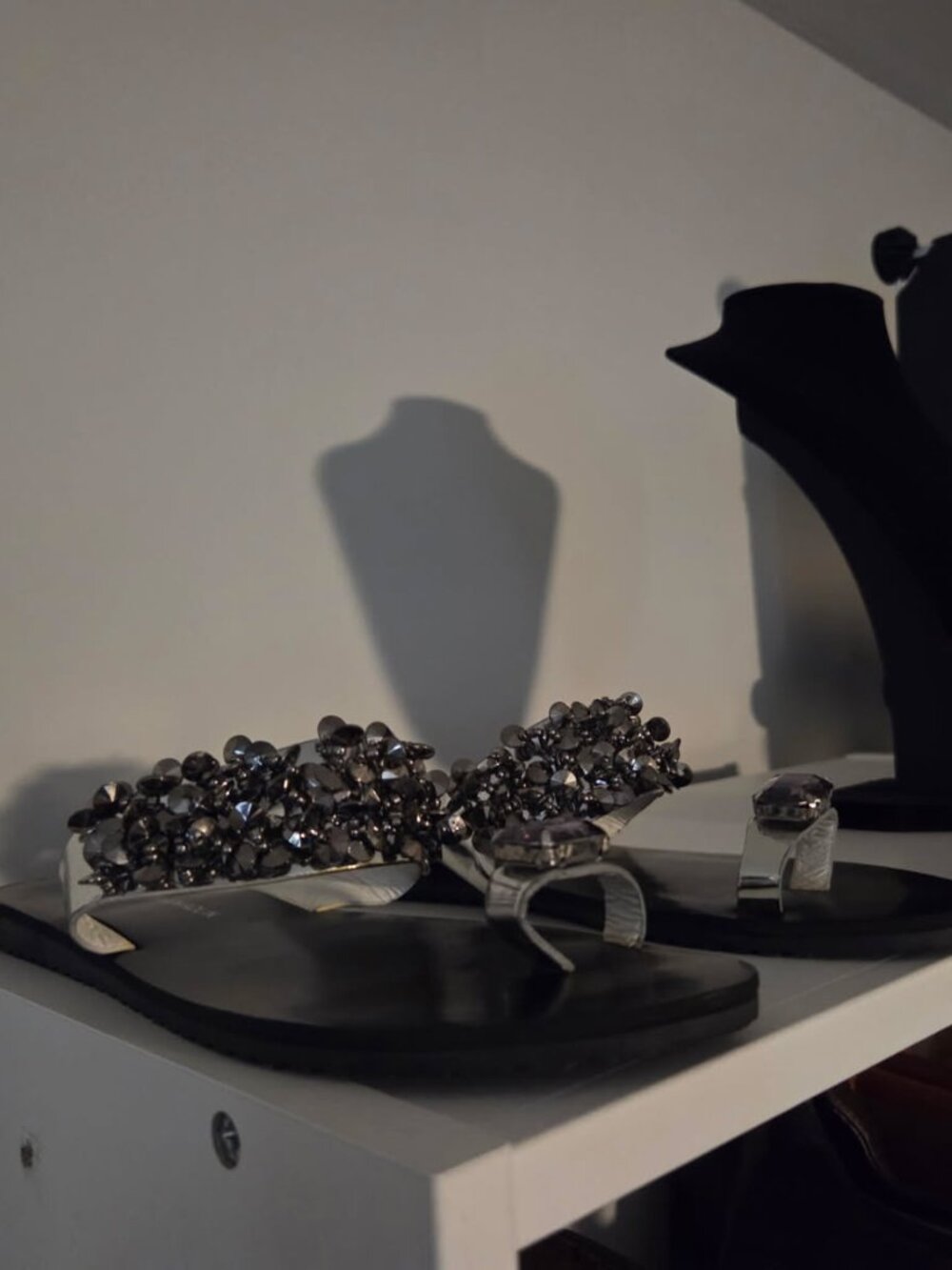 Thar Bainialon Black Jeweled Sandals • Slip‑On Slide